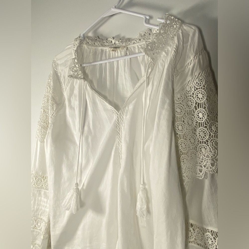 Elan White Lace Detail Blouse. Great lace base layer! - Picture 2 of 4